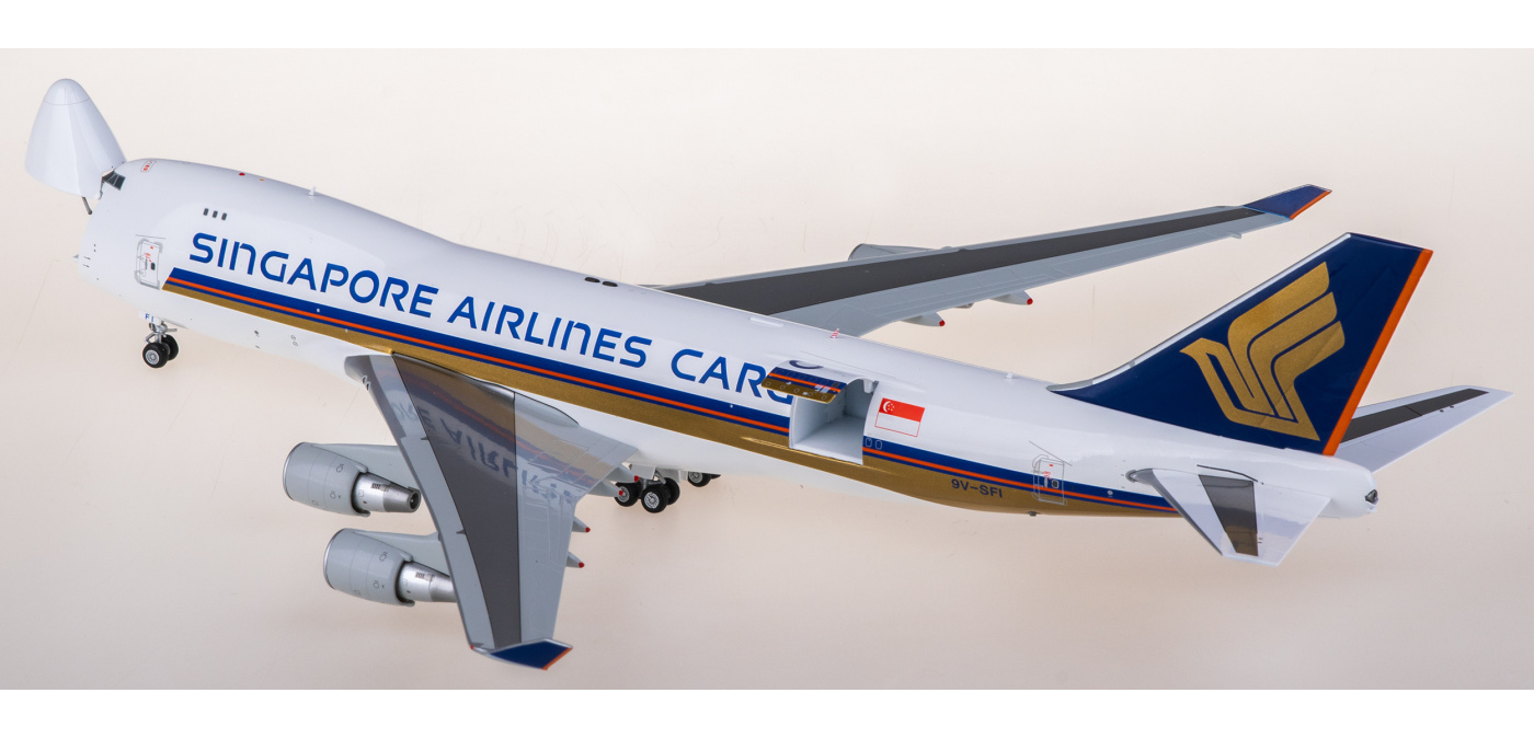 L2067C Singapore Airlines 新加坡航空Boeing 747-400F 9V-SFI 开门