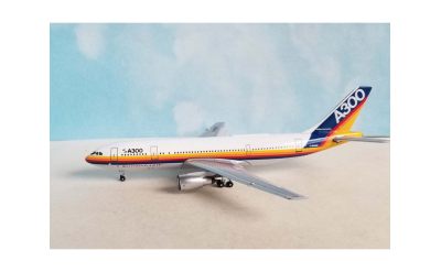 L2111 Japan Airlines 日本航空Boeing 747-400 JA8084 SQ Wings 1:200