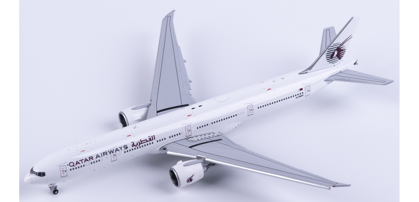 XX40679A Qatar Airways Boeing 777-300ER A7-BOC Flaps Down JC Wings