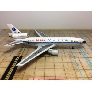 VARIG 里约格朗德航空 McDonnell Douglas DC-10 PP-VMU 该机模是还在进行客改货的过程中，所以货舱门还没有进行安装，只将窗户封了而已。 55726 Dragon Models 1:400