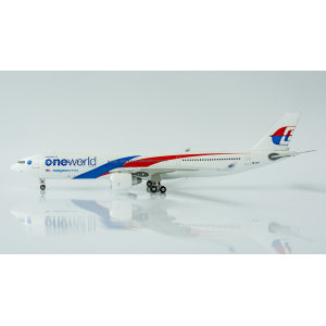 Malaysia Airlines 马来西亚航空 Airbus A330-300 9M-MTE 2010s color. OneWorld c/s. With rolling gears. PH10743 Phoenix 1:400