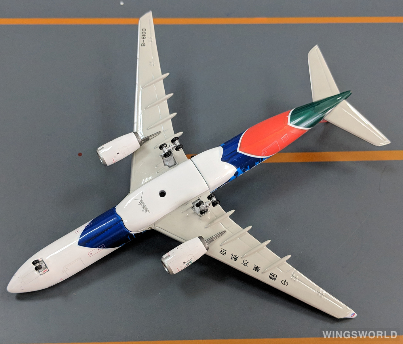 Phoenix 1:400 PH10386 China Eastern 中国东方航空 Airbus A330-300 B-6100