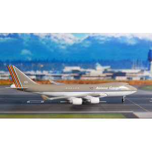 Asiana 韩亚航空 Boeing 747-400 HL7426 1990s colors. 