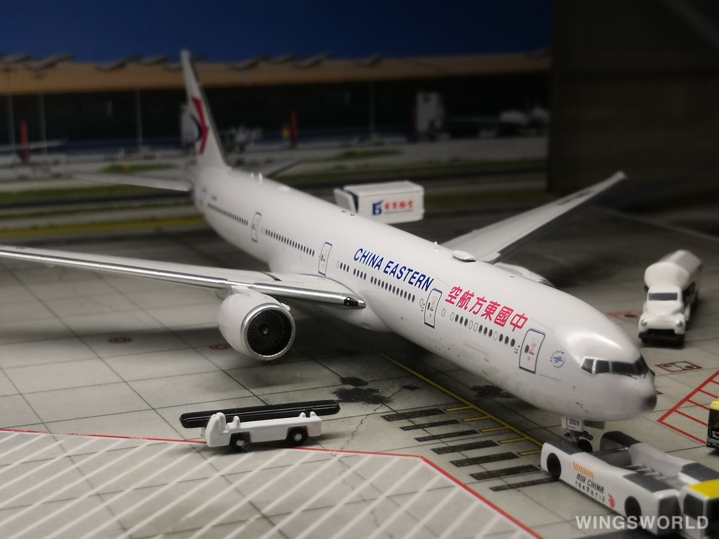 Phoenix 1:400 PH11011 China Eastern 中国东方航空 Boeing 777-300ER B-2001