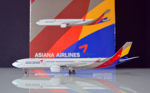 Asiana 韩亚航空 Airbus A330-300 HL7793 2005s colors. With rolling gears. PH11106 Phoenix 1:400