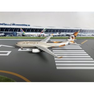 Etihad Airways 阿提哈德航空 Airbus A330-200 A6-EYD 2014s colors. With rolling gears. PH11137 Phoenix 1:400