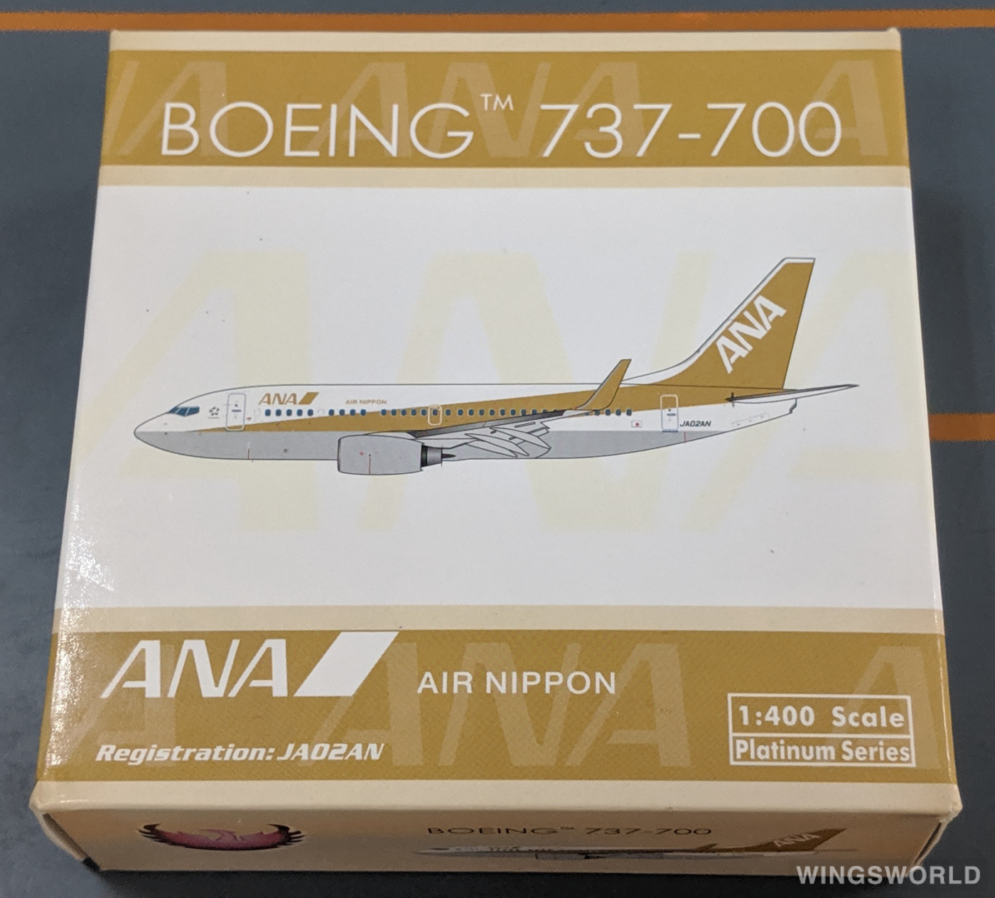 Phoenix 1:400 Boeing 737-700 ANA 全日空PH10735 JA02AN 金色的照片