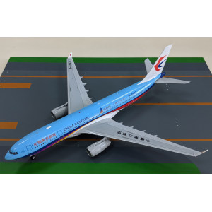 China Eastern 中国东方航空 Airbus A330-200 B-5943 “东方网”号 LH2132 JC Wings 1:200
