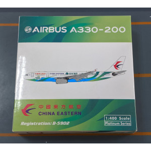 China Eastern 中国东方航空 Airbus A330-200 B-5902 “绿地集团”彩绘. PH11195 Phoenix 1:400