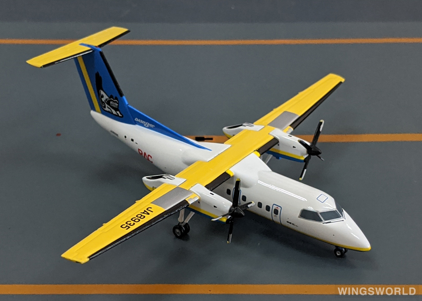Hogan 1:200 DH28006 Ryukyu Air Commuter 琉球空中通勤 Bombardier Dash 8-100 JA8935