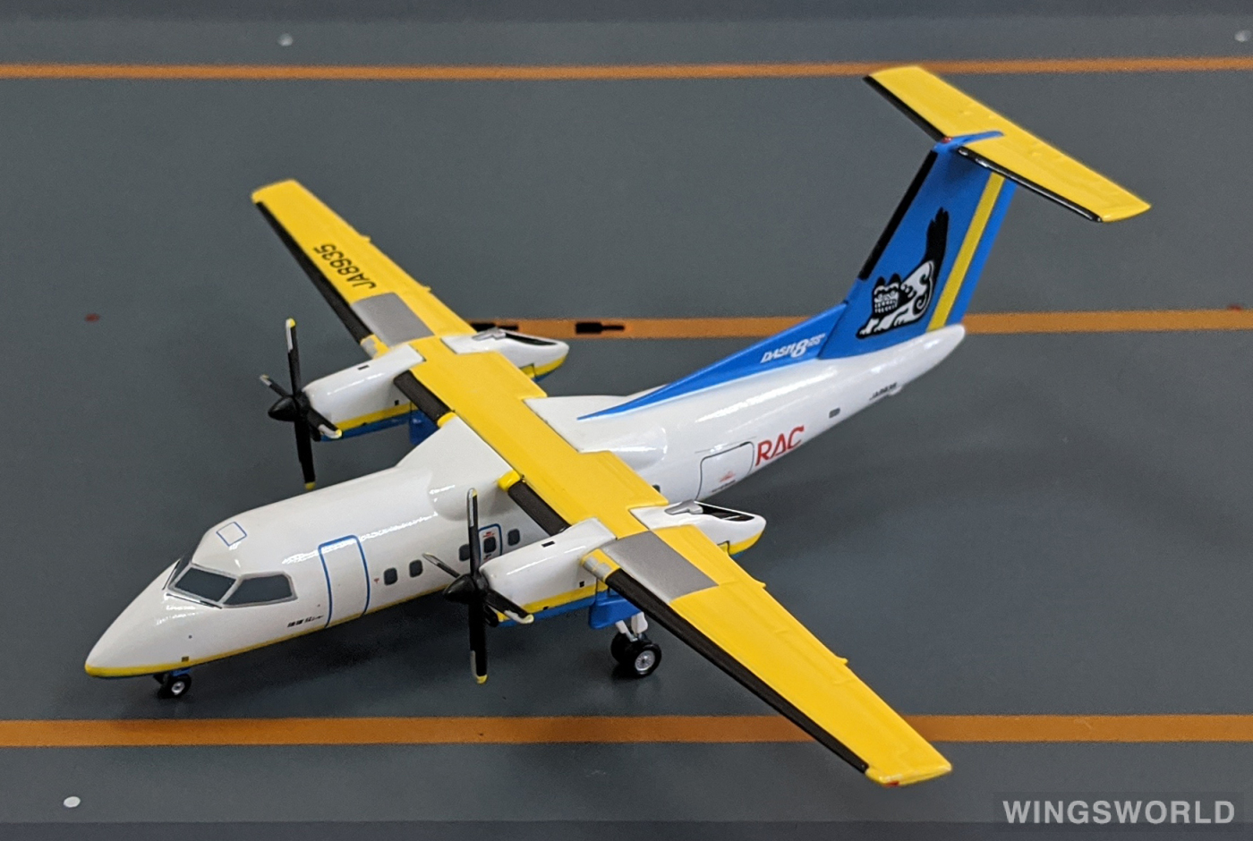 Hogan 1:200 DH28006 Ryukyu Air Commuter 琉球空中通勤 Bombardier Dash 8-100 JA8935