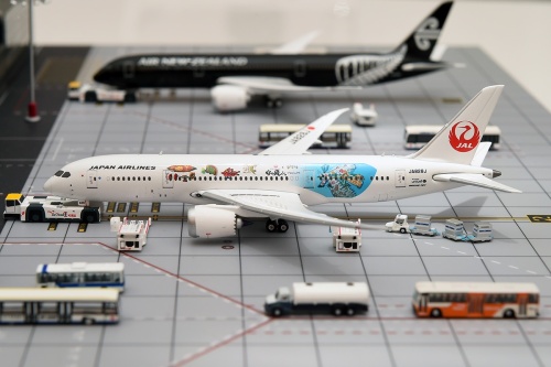 Phoenix 1:400 Boeing 787-8 Japan Airlines 日本航空PH10717 JA828J