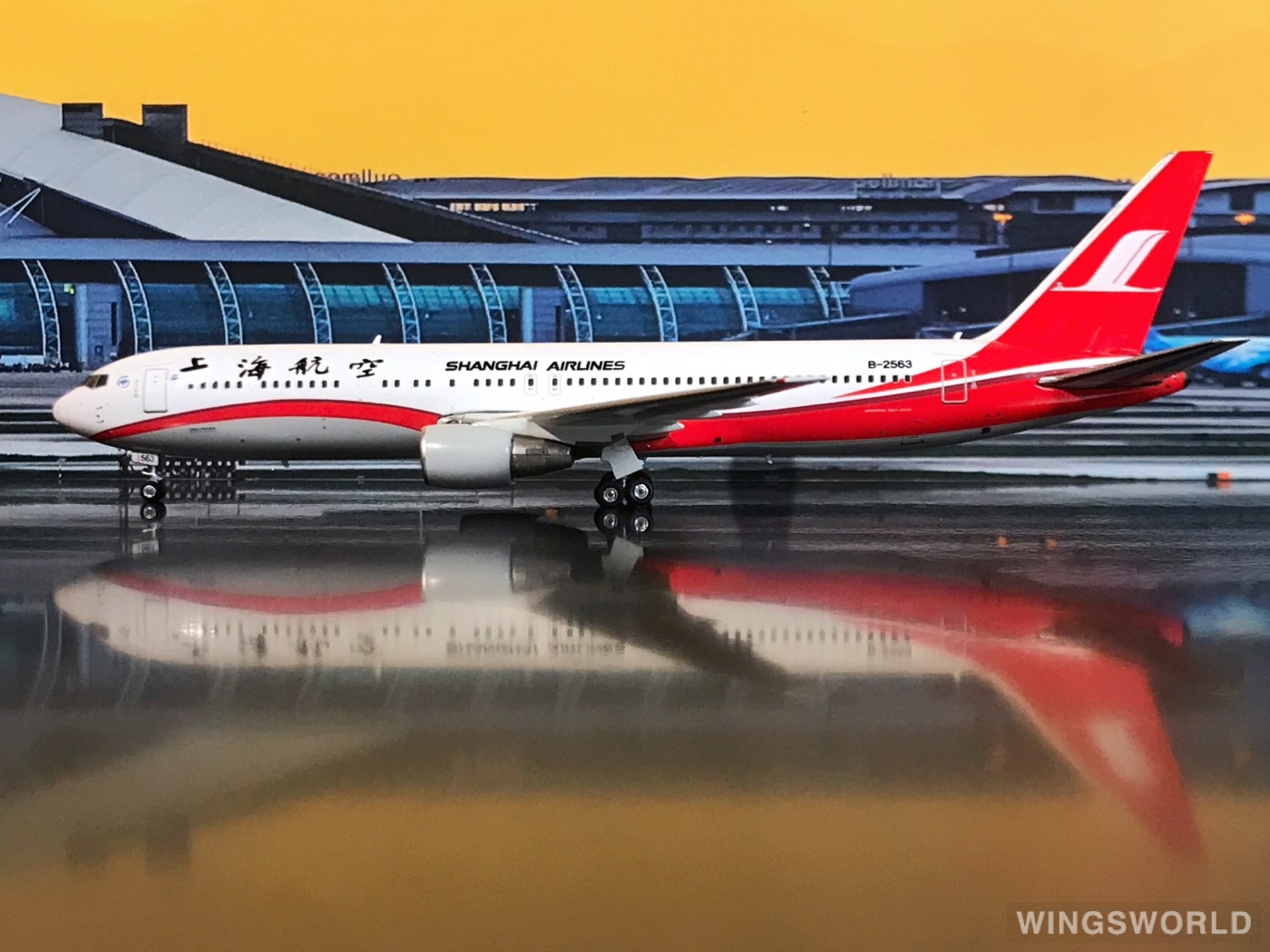 Phoenix 1:400 PH11086 Shanghai Airlines 上海航空 Boeing 767-300 B-2563