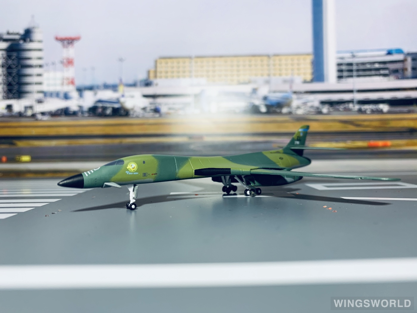 Dragon Models 1:400 56225 USAF 美国空军 Rockwell B-1 EL 779S