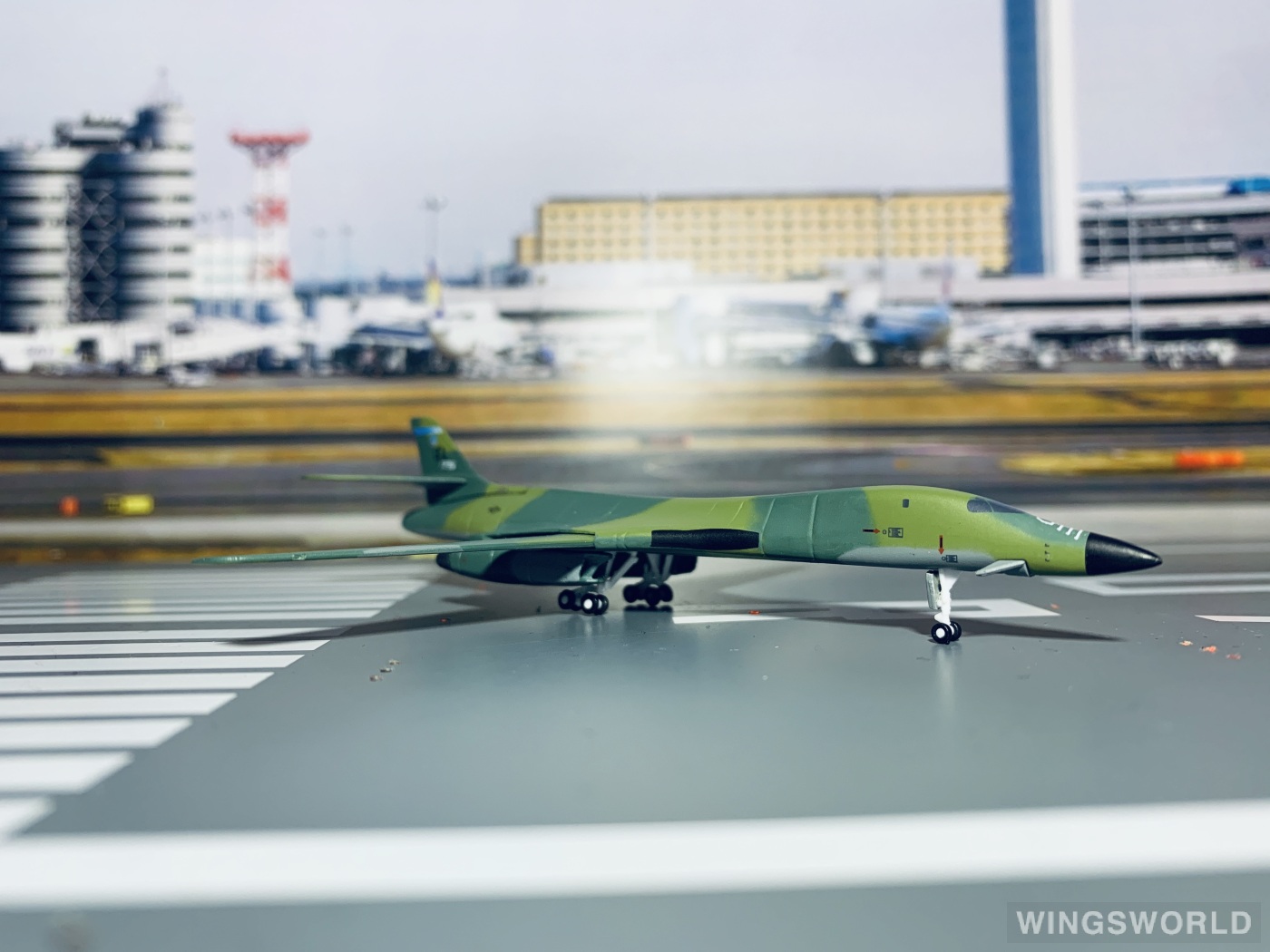 Dragon Models 1:400 56225 USAF 美国空军 Rockwell B-1 EL 779S