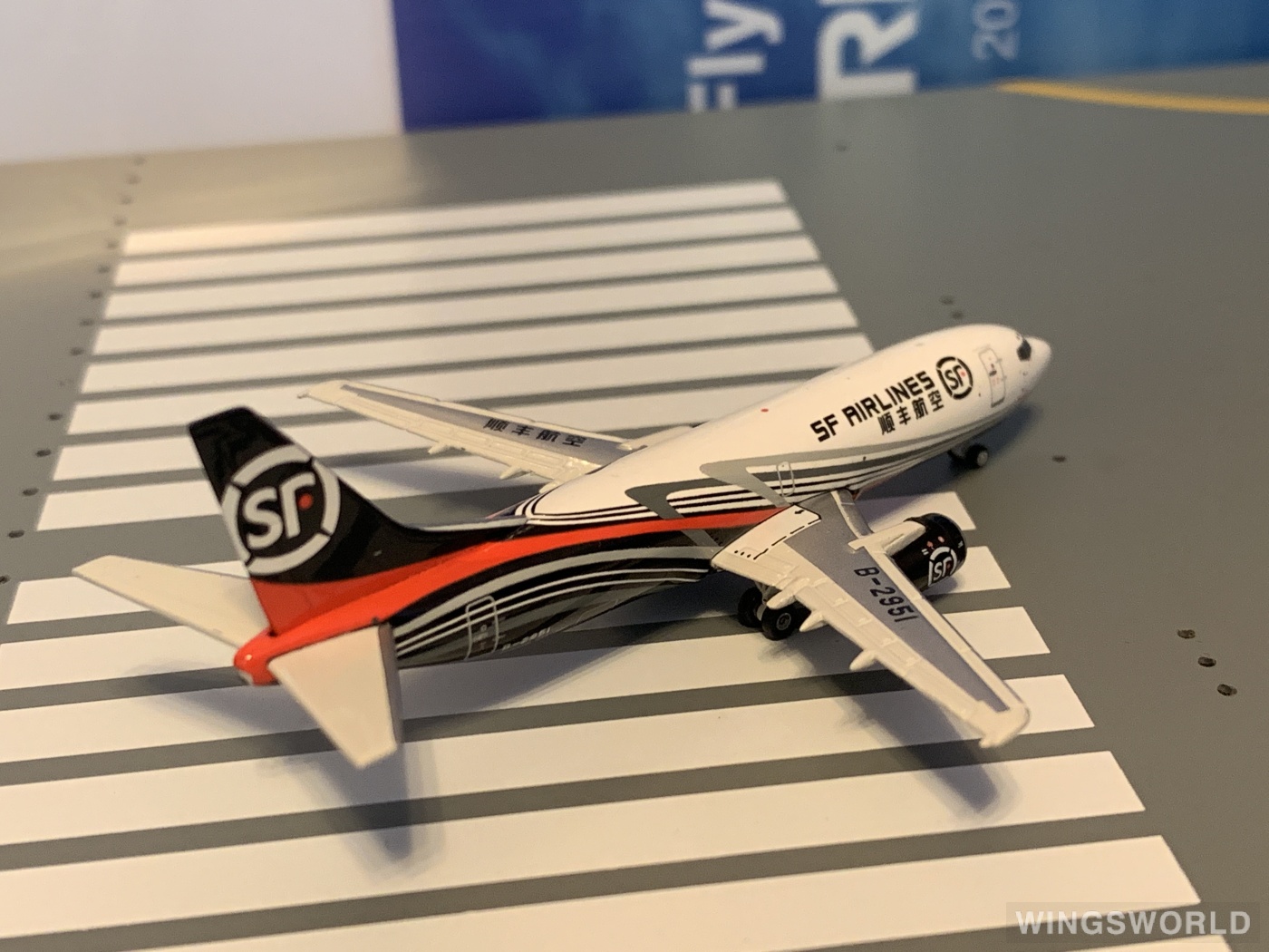 Phoenix 1:400 PH10784 SF Airlines 顺丰航空 Boeing 737-300 B-2951