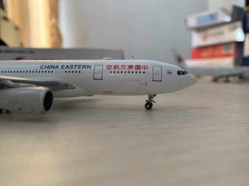 China Eastern 中国东方航空 Airbus A330-200 B-5968 2014s colors. With rolling gears. XX4392 JC Wings 1:400