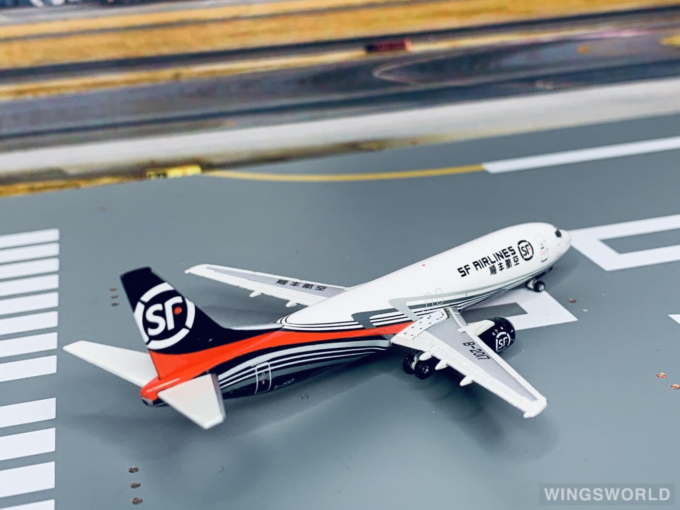 Phoenix 1:400 PH10786 SF Airlines 顺丰航空 Boeing 737-400 B-2017