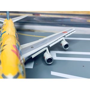 ANA 全日空 Boeing 747-400 JA8957 襟翼向下版，附地台。 NH40060 Hogan 1:400