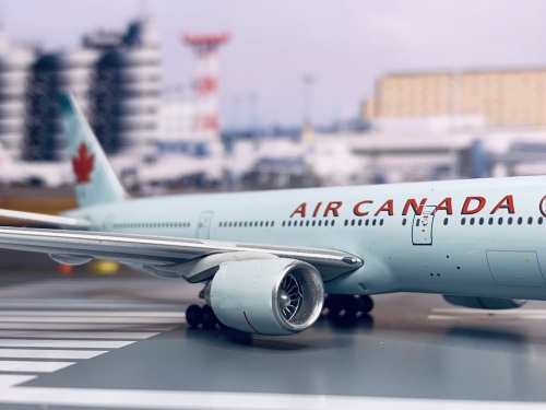 Air Canada 加拿大航空 Boeing 777-200 C-FIUA 2004s colors. With rolling gears. WT4772003 Witty 1:400