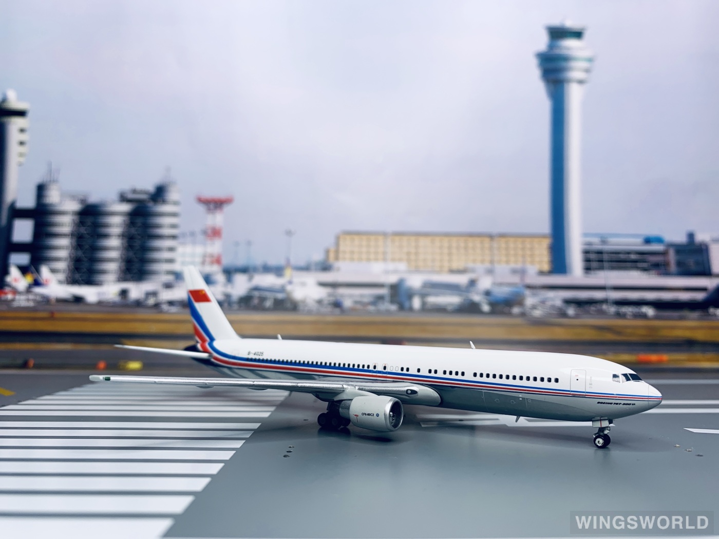 JC Wings 1:400 LH4127 PLAAF 中国空军 Boeing 767-300ER B-4025
