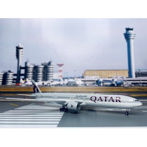Qatar 卡塔尔航空 Boeing 777-300ER A7-BEM 2010s colors. With rolling gears. PH11474 Phoenix 1:400