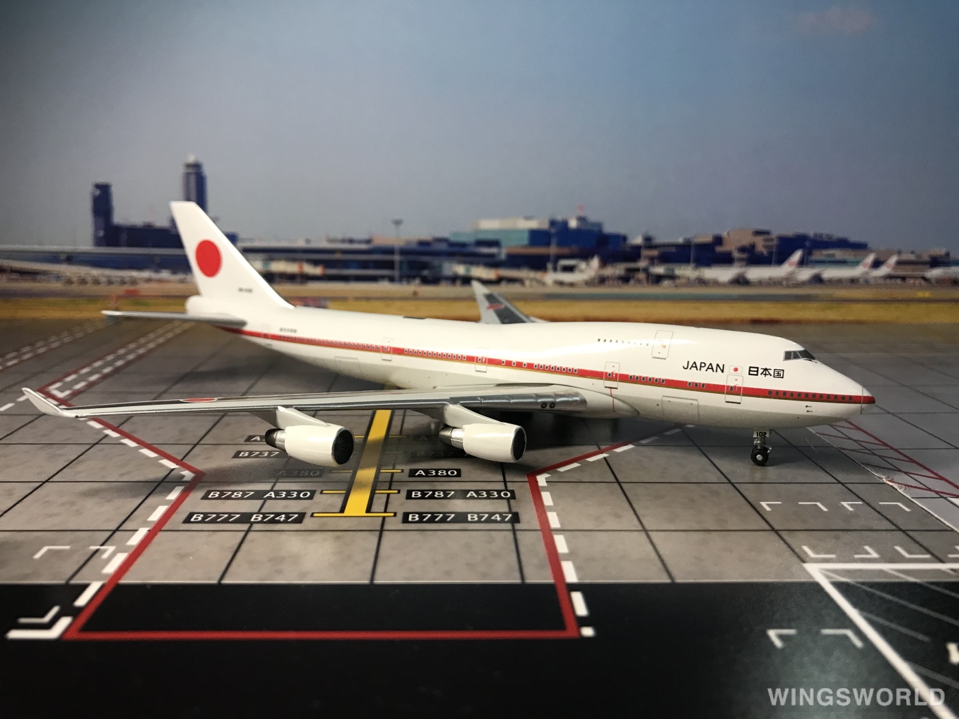 Apollo 1:400 A13145 JASDF 日本航空自卫队 Boeing 747-400 20-1102