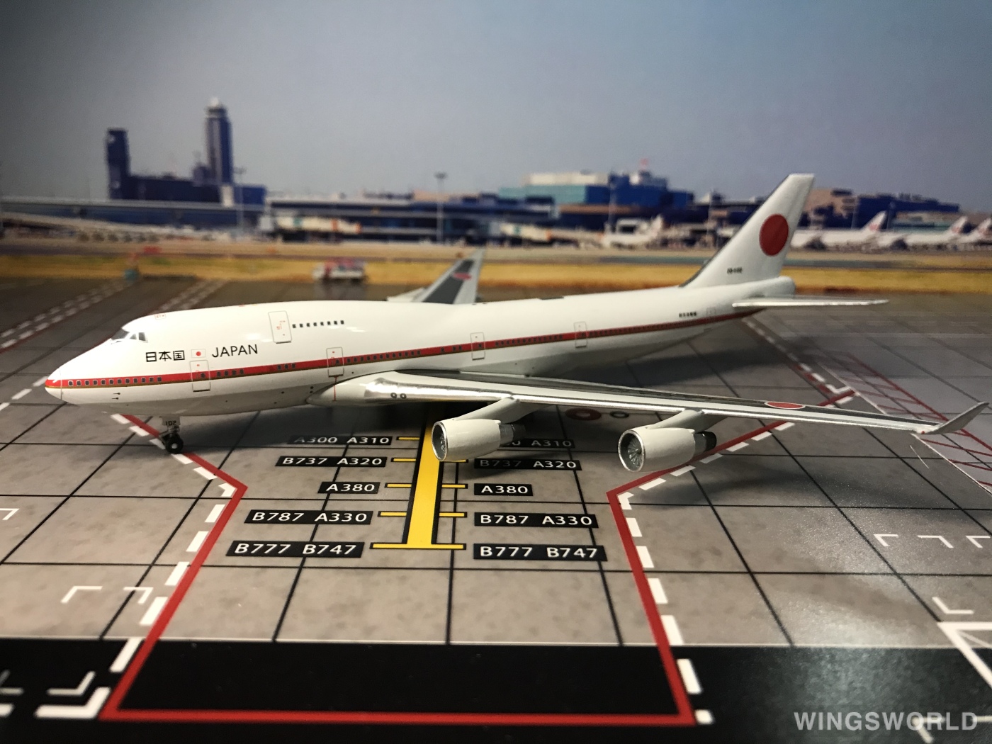 Apollo 1:400 A13145 JASDF 日本航空自卫队 Boeing 747-400 20-1102