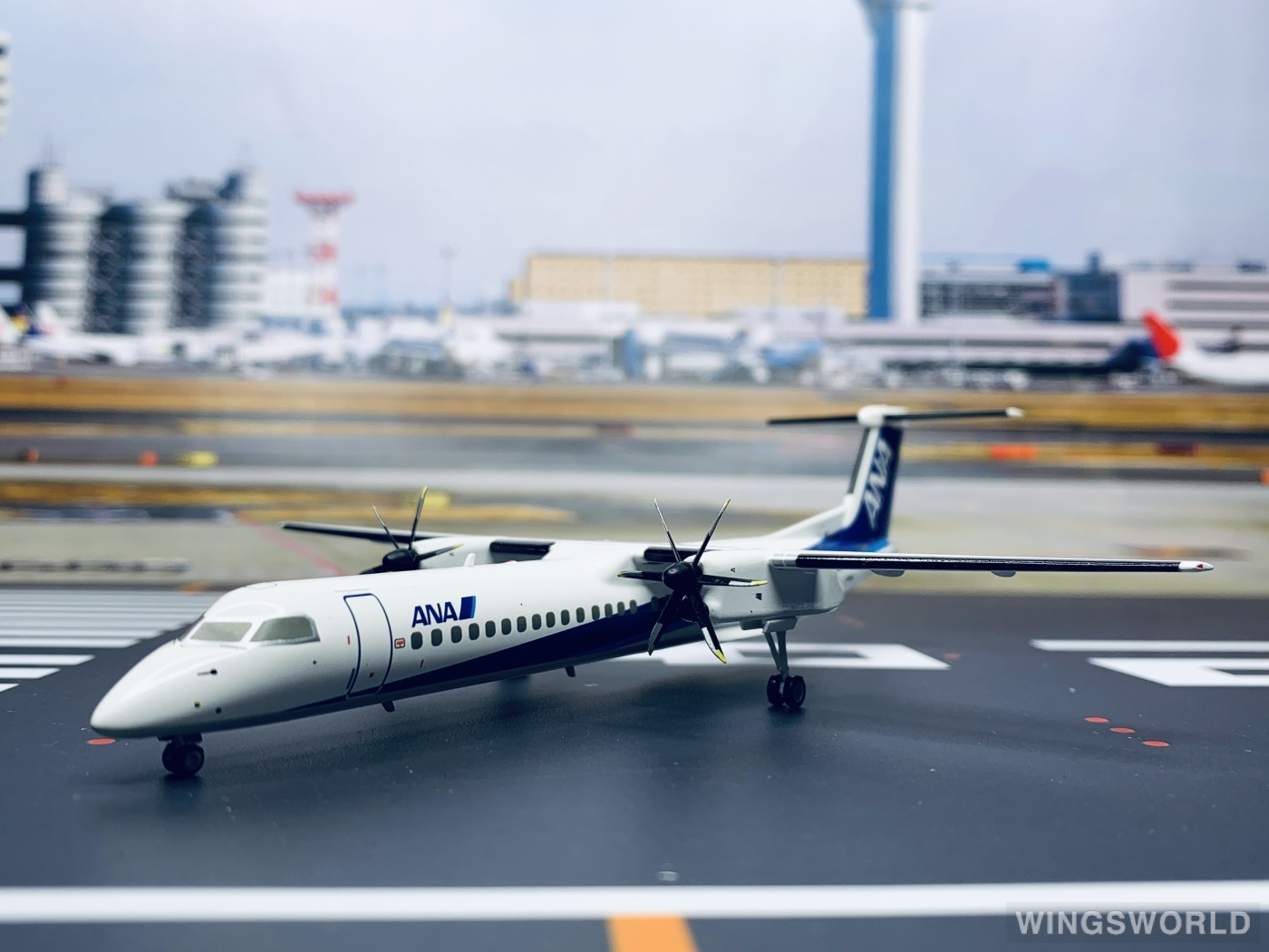 Hogan 1:200 DH28008 ANA 全日空 Bombardier Dash 8-400 JA845A