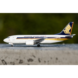 Singapore Airlines 新加坡航空 Boeing 737-300 9V-SQZ 1990s colors. 