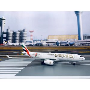 Emirates 阿联酋航空 Airbus A330-200 A6-EKV 1990s colors. 