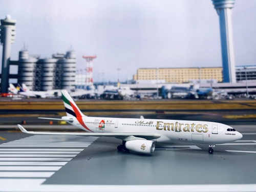 Emirates 阿联酋航空 Airbus A330-200 A6-EKV 1990s colors. 