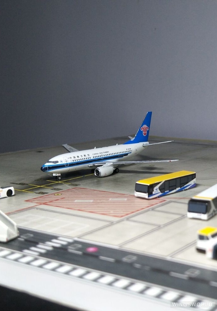Phoenix 1:400 PH11130 China Southern 中国南方航空 Boeing 737-700 B-5235