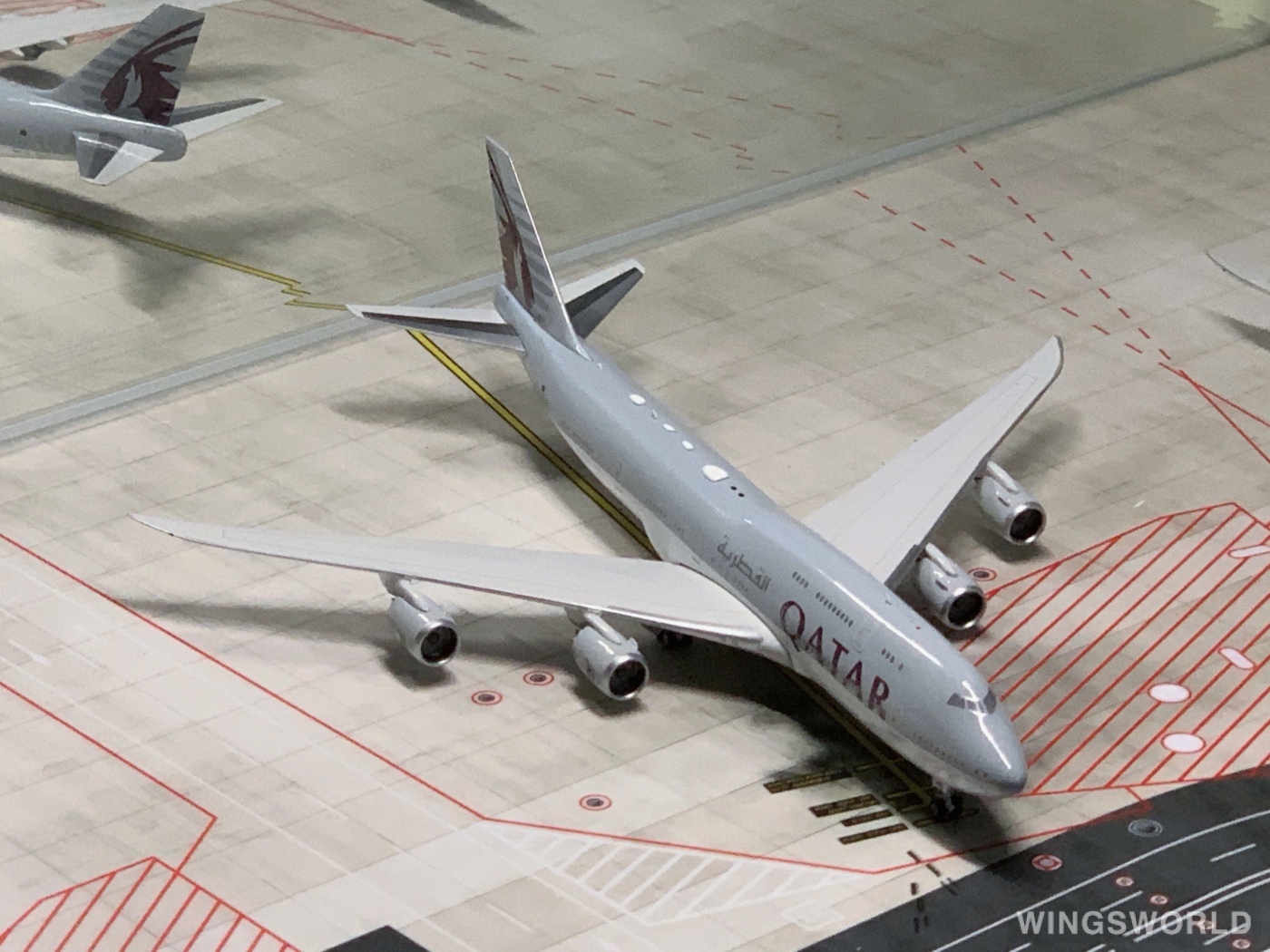 Phoenix 1:400 PH11239 Qatar 卡塔尔航空 Boeing 747-8i A7-HHE