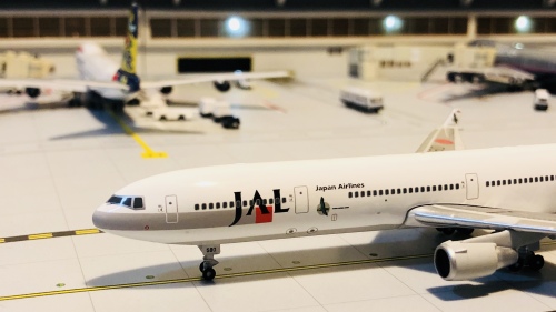 Japan Airlines 日本航空 McDonnell Douglas MD-11 JA8580 J-Bird - Tufted Puffin PH10074A Phoenix 1:400