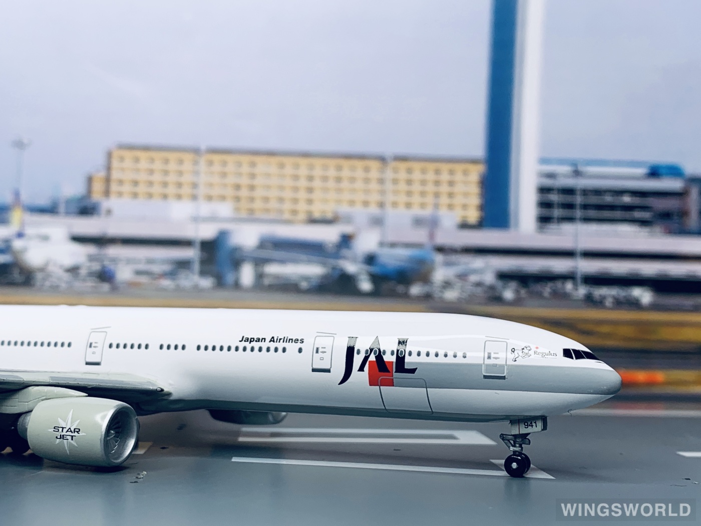 Dragon Models 1:400 55224 Japan Airlines 日本航空 Boeing 777-300 JA8941
