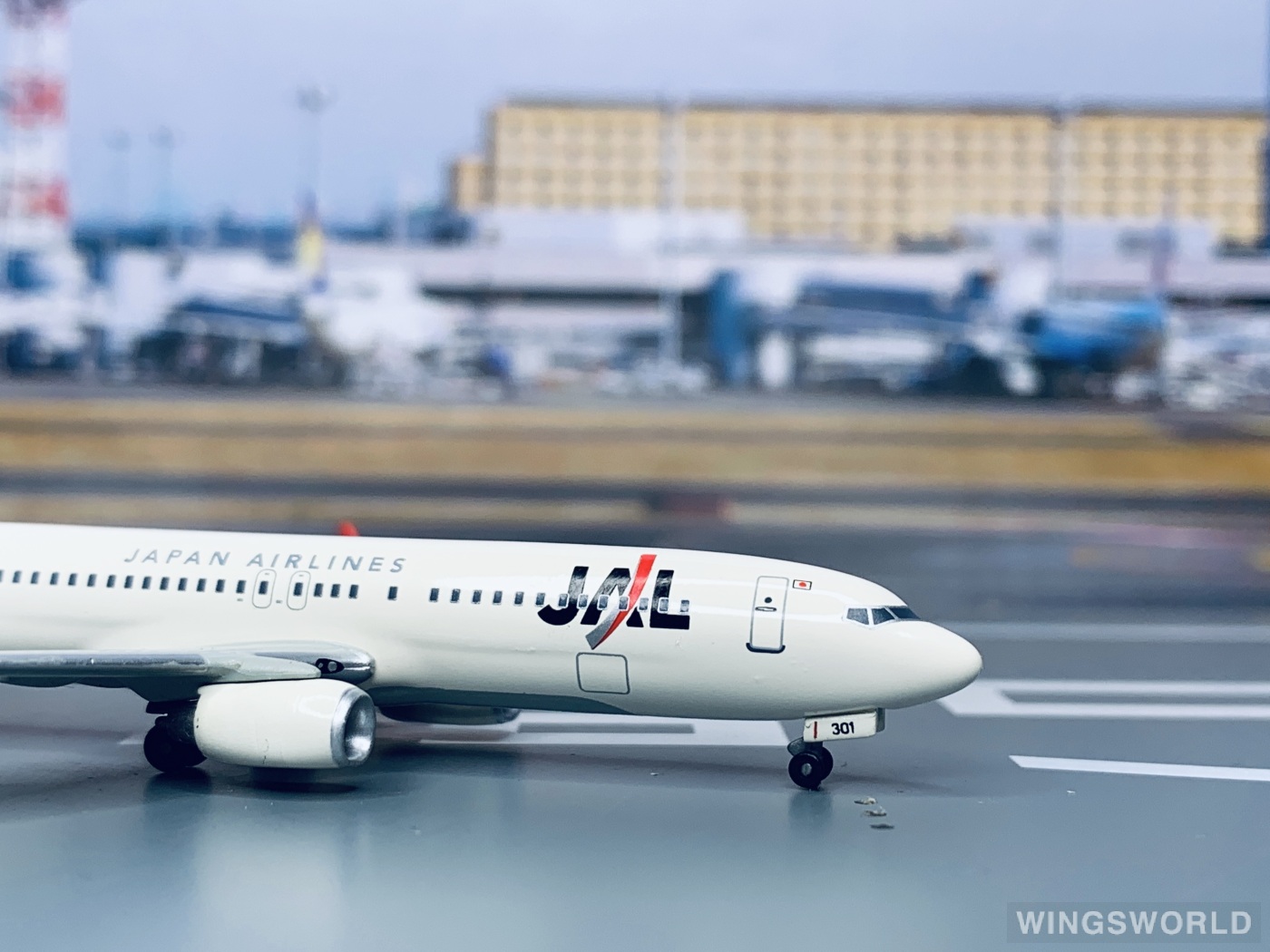 Dragon Models 1:400 Boeing 737-800 Japan Airlines 日本航空56016