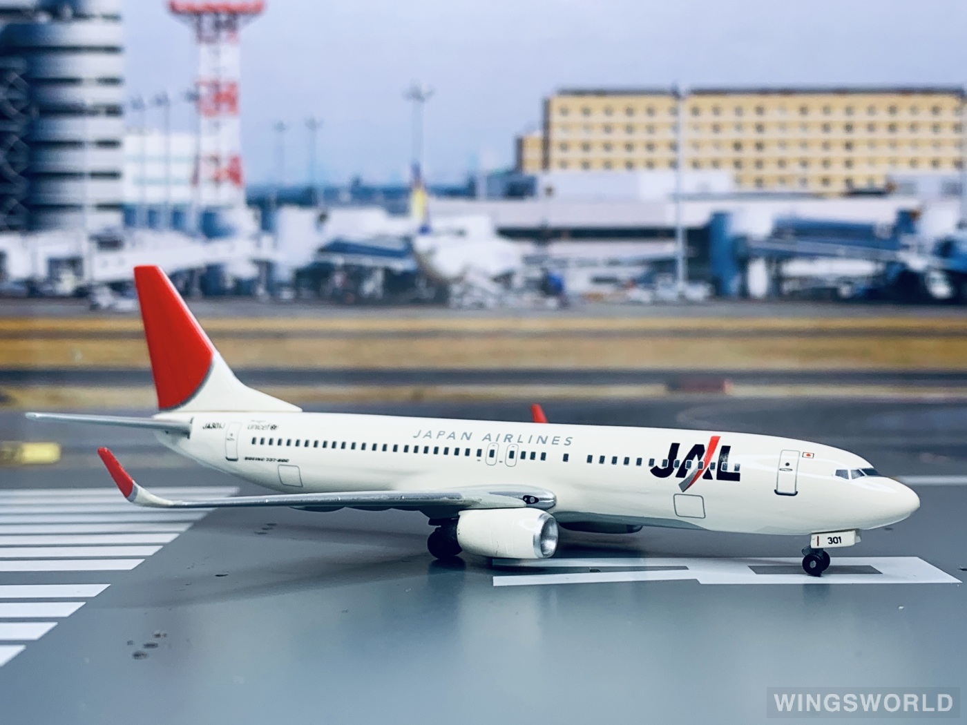 Dragon Models 1:400 56016 Japan Airlines 日本航空 Boeing 737-800 JA301J