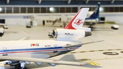 Korean Air 大韩航空 McDonnell Douglas DC-10 HL7315 1970s colors. With 