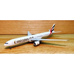 Emirates 阿联酋航空 Boeing 777-300 A6-ECK 2000s colors. With rolling gears. GJUAE1351 Geminijets 1:400