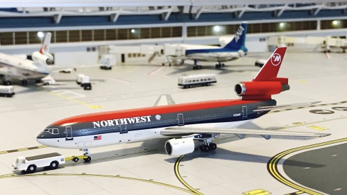 Northwest Airlines 美国西北航空 McDonnell Douglas DC-10 N236NW 1990s colors. With 