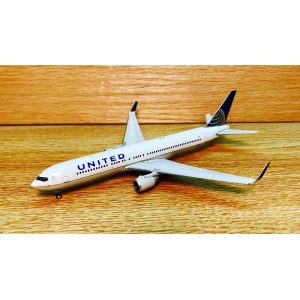 United Airlines 美国联合航空 Boeing 767-300 N674UA 2010s colors. With rolling gears. Produced by Phoenix. GJUAL1138 Geminijets 1:400