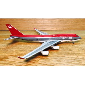 Northwest Airlines 美国西北航空 Boeing 747-400 N671US 1990s colors. Named 