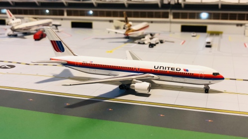 United Airlines 美国联合航空 Boeing 767-300 N647UA 1980s colors. GJUAL448 Geminijets 1:400