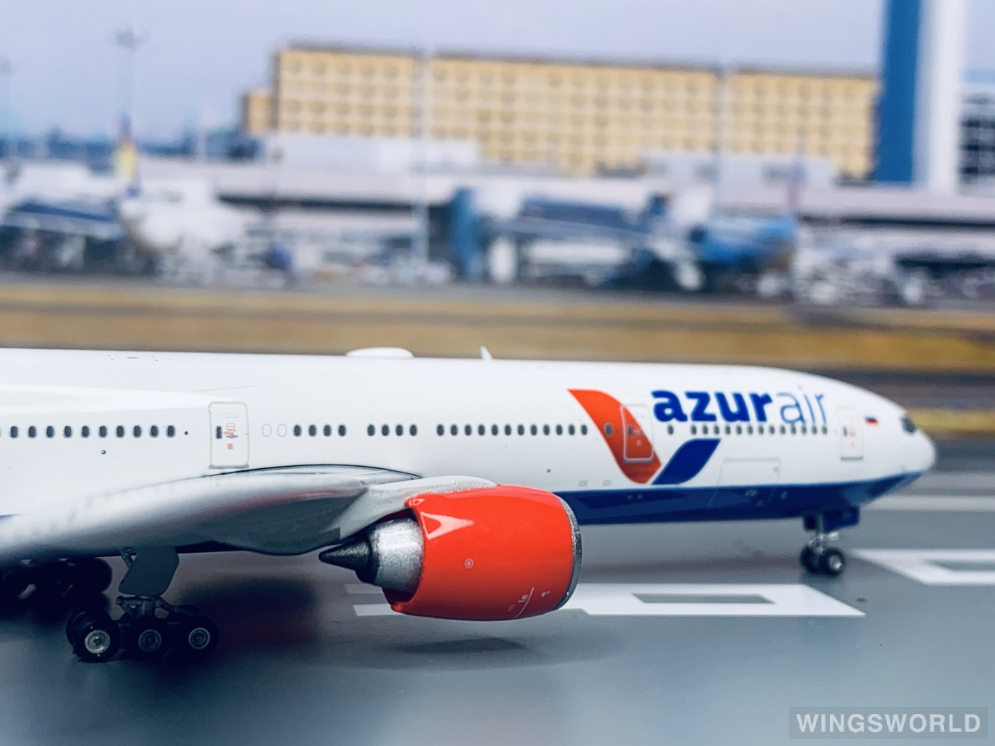 Phoenix 1:400 PH11549 Azur Air 蓝色航空 Boeing 777-300ER VQ-BZC