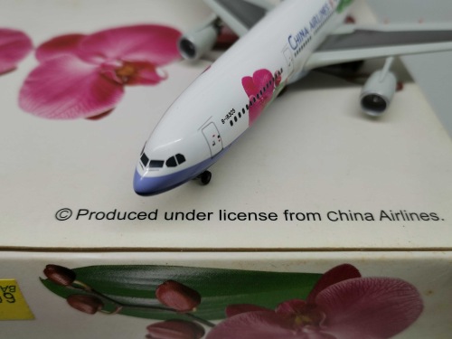 China Airlines 中华航空 Airbus A330-300 B-18305 1997s colors. 