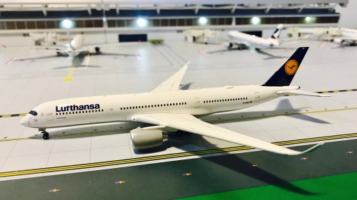Lufthansa 汉莎航空 Airbus A350-900 D-AIXA 1990s colors. First A350 for LH. With rolling gears. GJDLH1498 Geminijets 1:400 Lufthansa 汉莎航空 Airbus A350-900 D-AIXA 1990s colors. First A350 for LH. With rolling gears. GJDLH1498 Geminijets 1:400