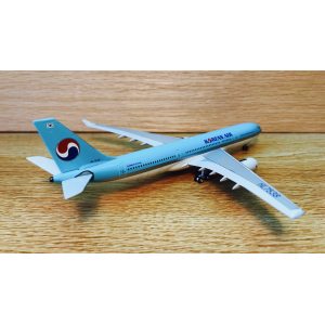 Korean Air 大韩航空 Airbus A330-200 HL7538 1990s colors. With rolling gears. ACHL7538 AeroClassics 1:400