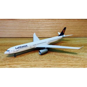 Lufthansa 汉莎航空 Airbus A330-300 D-AIKA 1990s colors. With rolling gears. ACDAIKA AeroClassics 1:400