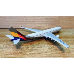 Asiana 韩亚航空 Airbus A330-300 HL7794 2005s colors. With rolling gears. ACHL7794 AeroClassics 1:400